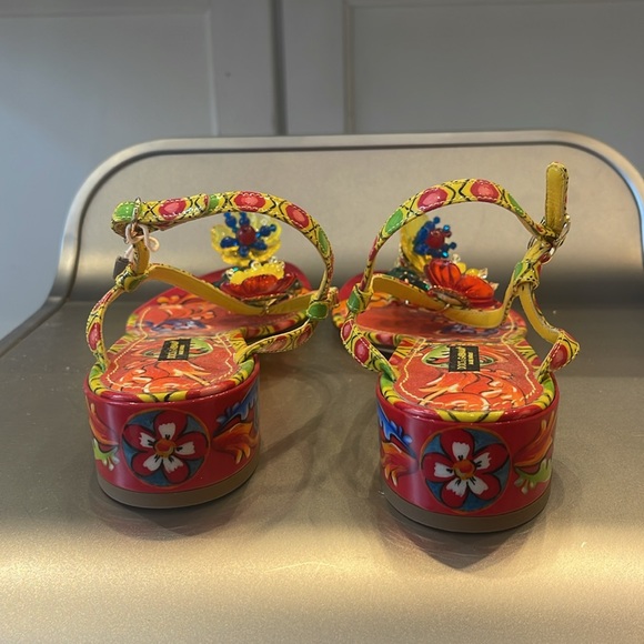 NIB DOLCE & GABBANA PATENT LEATHER T STRAP CRYSTAL EMBELLISHED SANDAL. 39/8.5 - Picture 6 of 10